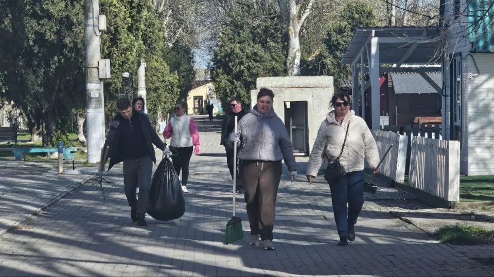 В Скадовске провели субботник в рамках акции «Мы за чистоту» на набережной В Скадовске провели субботник в рамках акции «Мы за чистоту» на набережной