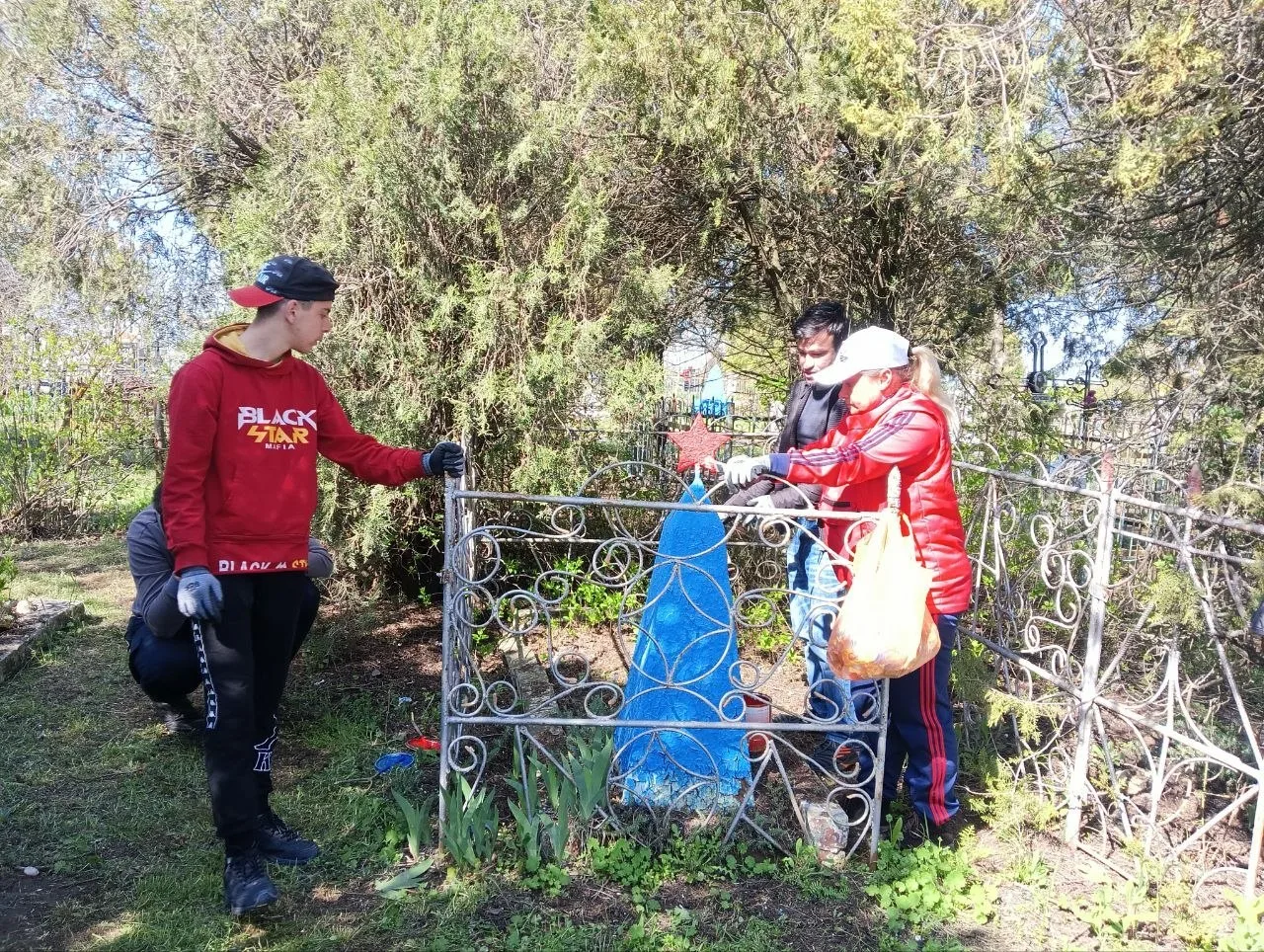 Волонтёры Победы Каховского муниципального округа дали старт акции по уборки могил участников Великой Отечественной войны «Память Победы» Волонтёры Победы Каховского муниципального округа дали старт акции по уборки могил участников Великой Отечественной войны «Память Победы»
