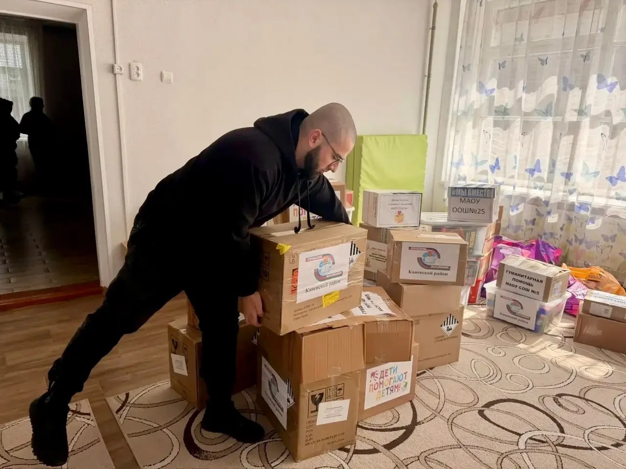 Учащиеся школ и воспитанники детских садов Кубани отправили гуманитарную помощь для малышей Учащиеся школ и воспитанники детских садов Кубани отправили гуманитарную помощь для малышей