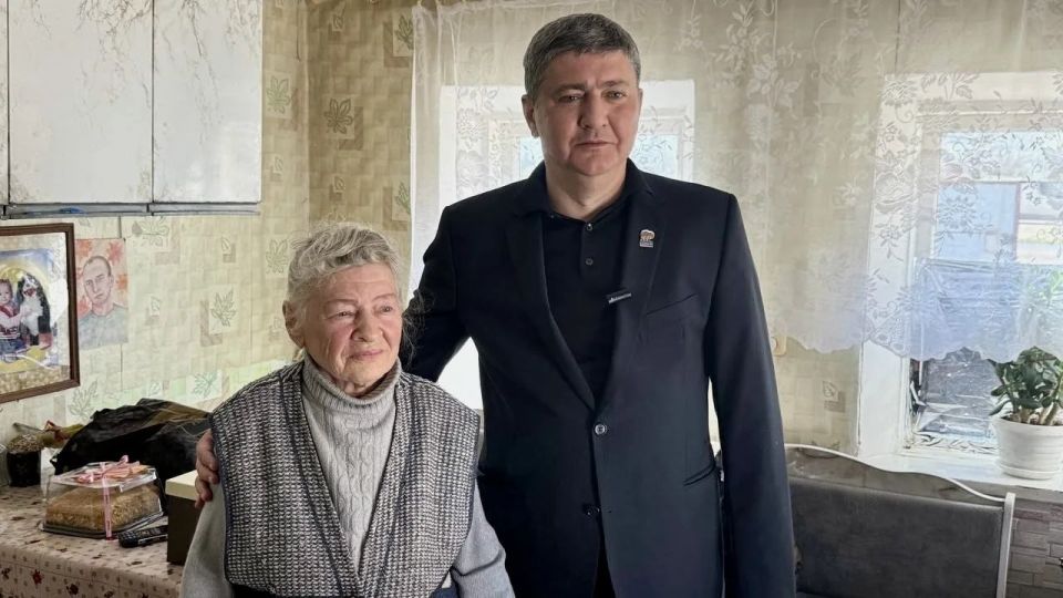 Депутат Херсонской областной Думы, участник предварительного голосования Единой России Рустем Ниметуллаев поздравил с наступающим Днём Победы жительницу посёлка Новоалексеевка Ларису Ивановну Квинкову Депутат Херсонской областной Думы, участник предварительного голосования Единой России Рустем Ниметуллаев поздравил с наступающим Днём Победы жительницу посёлка Новоалексеевка Ларису Ивановну Квинкову