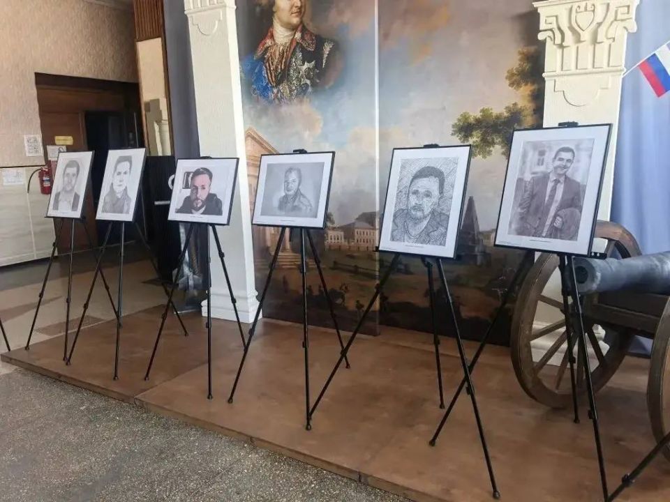 Герои среди нас: в кинотеатре «Россия» открылась уникальная выставка Герои среди нас: в кинотеатре «Россия» открылась уникальная выставка