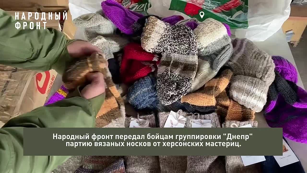 "Спасибо нашим бабушкам!" Народный фронт передал на передовую "тёплую посылку" от херсонских мастериц