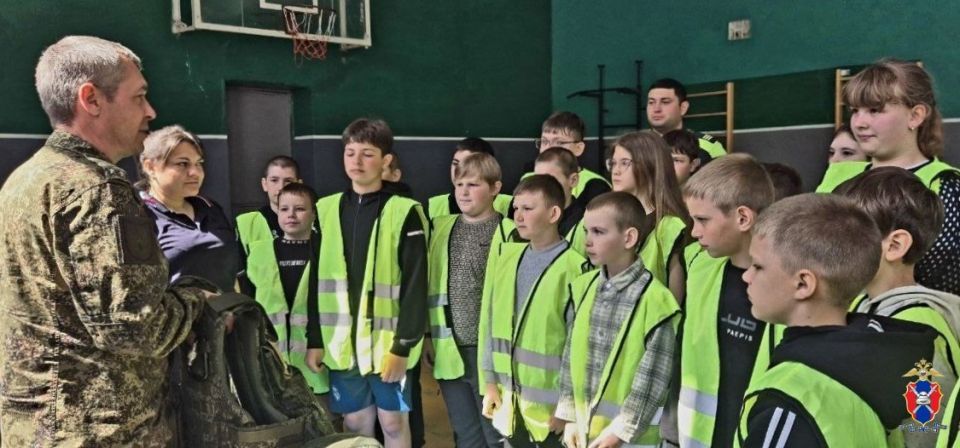 В Чонгарской школе сотрудники Госавтоинспекции провели занятие на базе мобильного комплекса «Лаборатория безопасности» В Чонгарской школе сотрудники Госавтоинспекции провели занятие на базе мобильного комплекса «Лаборатория безопасности»