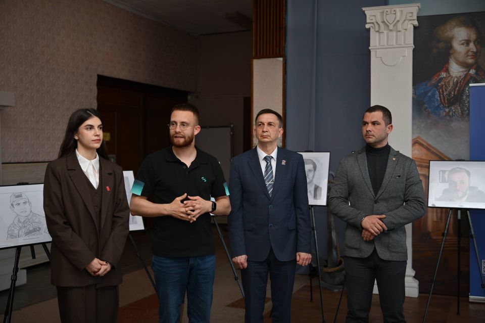 Открыли выставку «Герои освобожденной Херсонщины» Открыли выставку «Герои освобожденной Херсонщины»