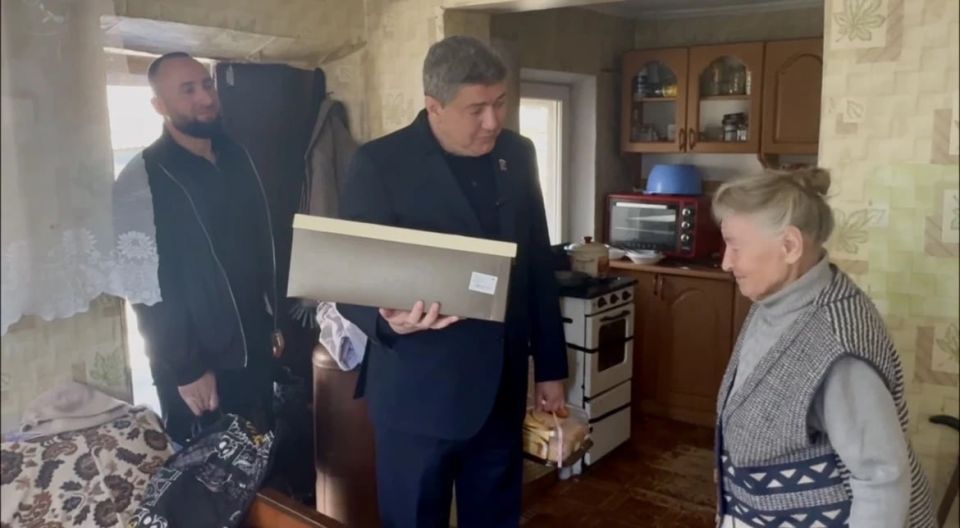 Депутат Херсонской областной Думы, участник предварительного голосования Единой России Рустем Ниметуллаев поздравил с наступающим Днём Победы жительницу посёлка Новоалексеевка Ларису Ивановну Квинкову Депутат Херсонской областной Думы, участник предварительного голосования Единой России Рустем Ниметуллаев поздравил с наступающим Днём Победы жительницу посёлка Новоалексеевка Ларису Ивановну Квинкову