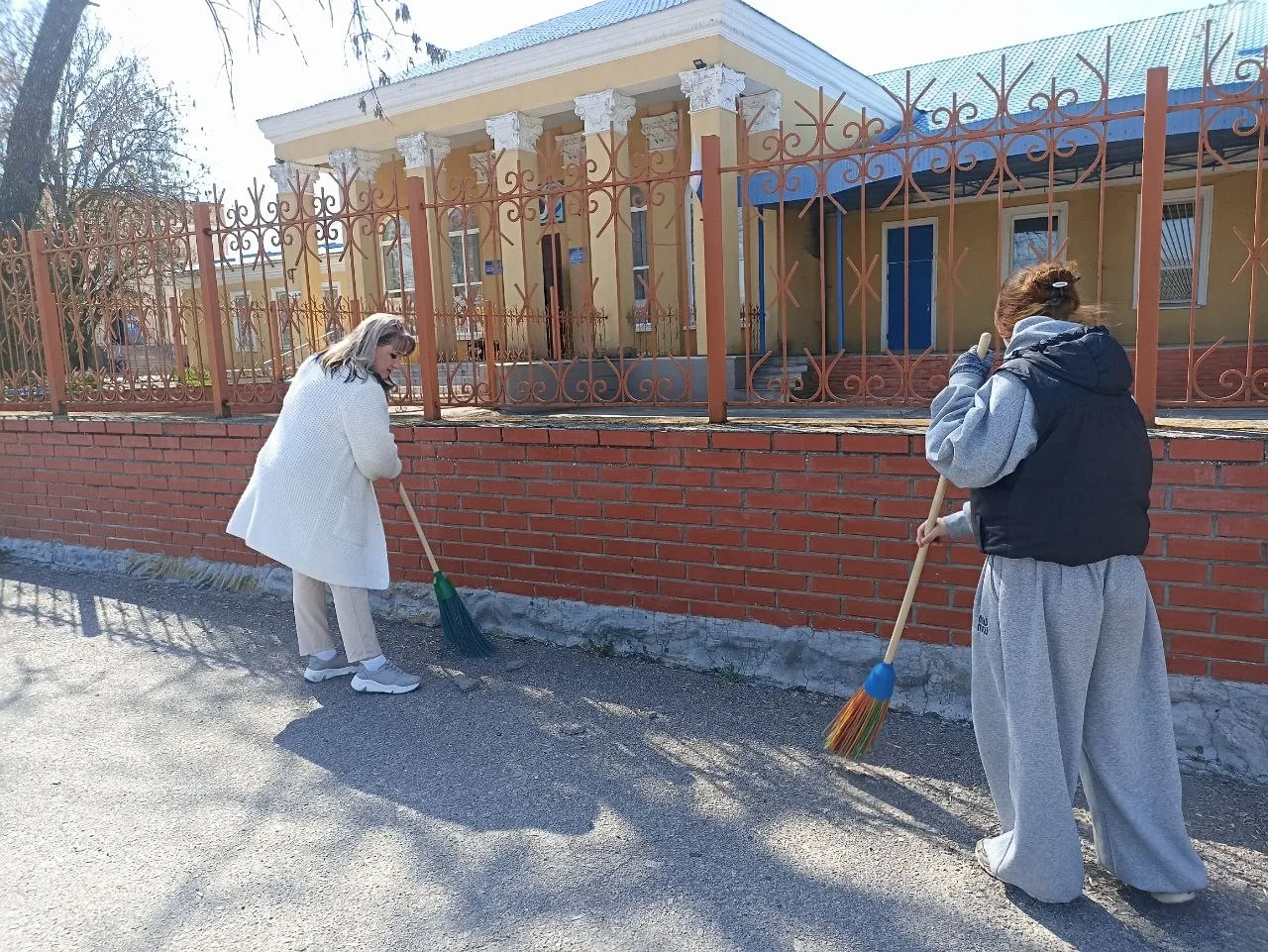 В Любимовском учреждении культуры прошёл экологический урок «Будь Человеком - человек!», посвящённый Дню экологических знаний В Любимовском учреждении культуры прошёл экологический урок «Будь Человеком - человек!», посвящённый Дню экологических знаний