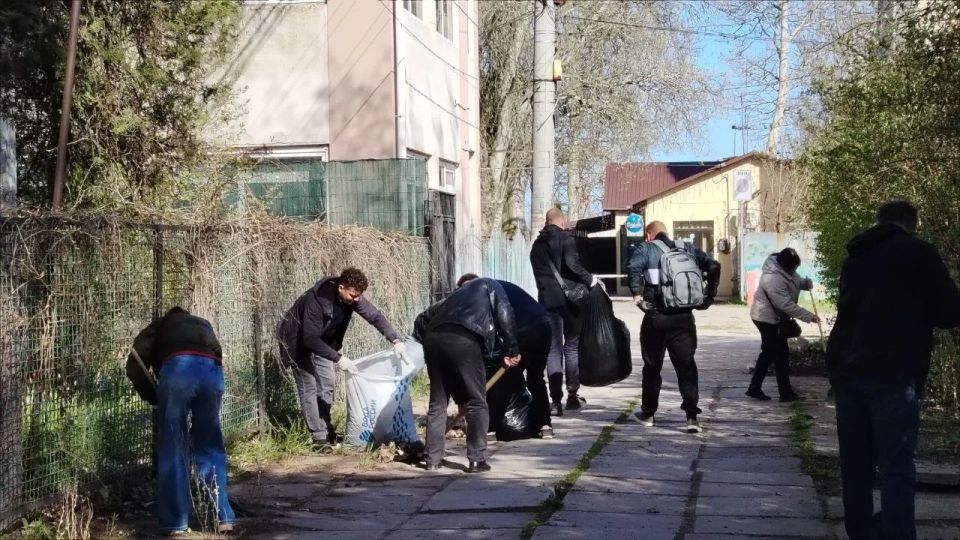 В Скадовске провели субботник в рамках акции «Мы за чистоту» на набережной В Скадовске провели субботник в рамках акции «Мы за чистоту» на набережной
