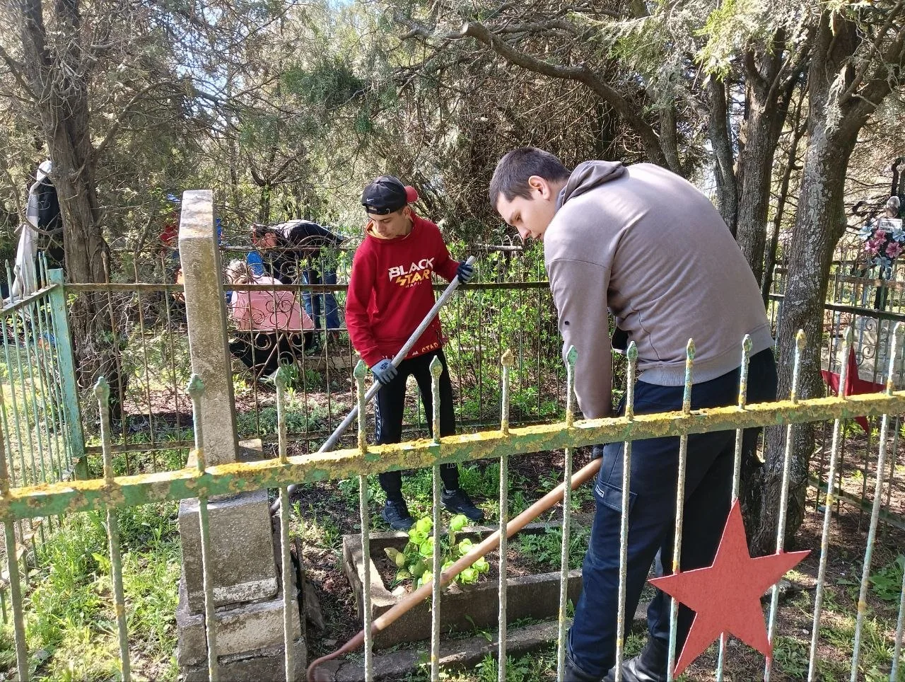 Волонтёры Победы Каховского муниципального округа дали старт акции по уборки могил участников Великой Отечественной войны «Память Победы» Волонтёры Победы Каховского муниципального округа дали старт акции по уборки могил участников Великой Отечественной войны «Память Победы»