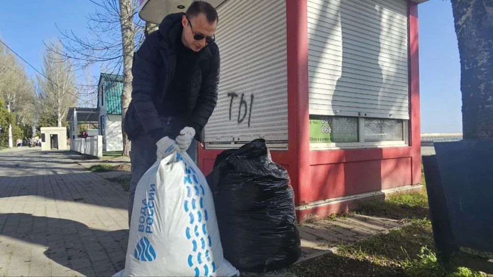 В Скадовске провели субботник в рамках акции «Мы за чистоту» на набережной В Скадовске провели субботник в рамках акции «Мы за чистоту» на набережной
