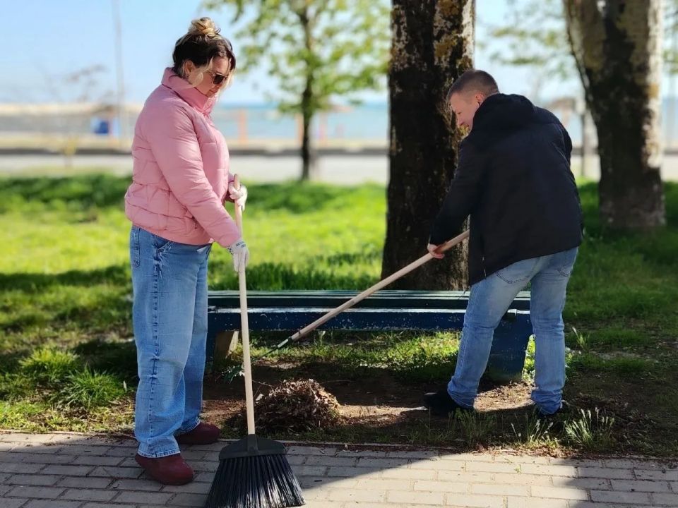 В Скадовске провели субботник в рамках акции «Мы за чистоту» на набережной В Скадовске провели субботник в рамках акции «Мы за чистоту» на набережной