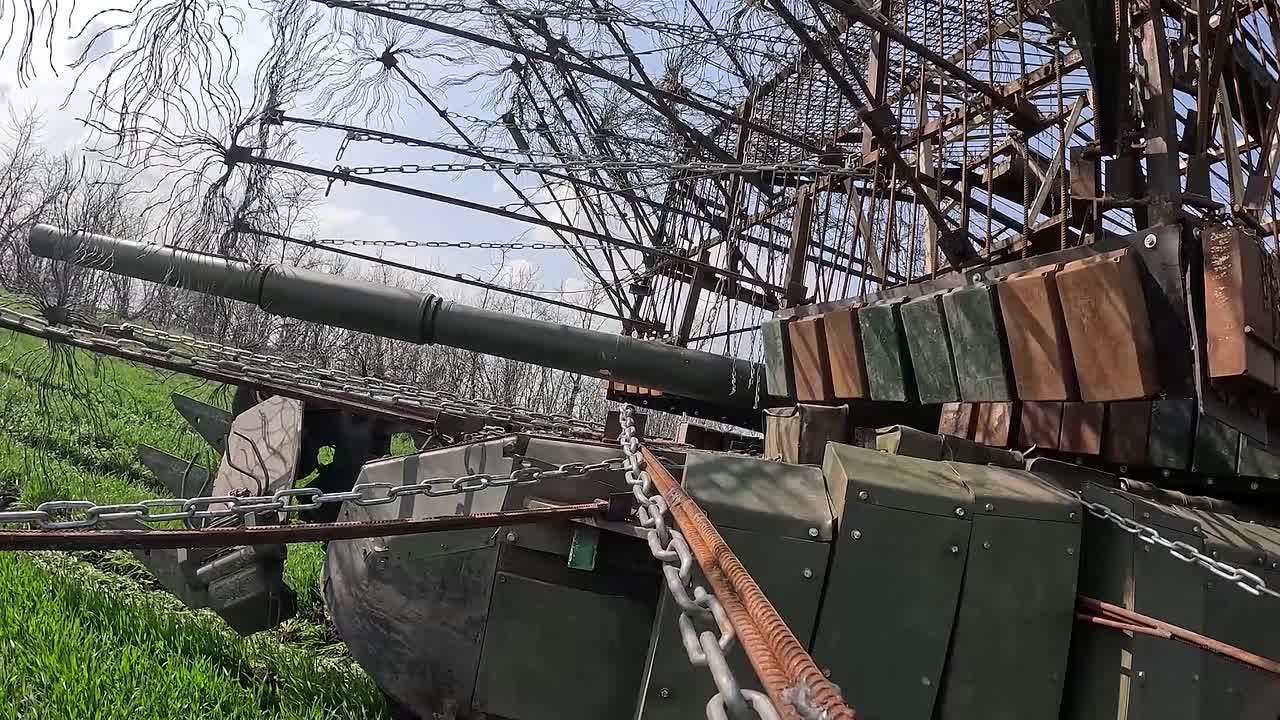 Енот из Херсона: Экипажи танков Т-90М «Прорыв» группировки войск «Днепр» уничтожили опорные пункты с личным составом ВСУ на Ореховском направлении в Запорожской области