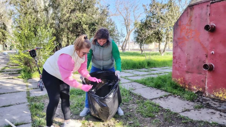 В Скадовске провели субботник в рамках акции «Мы за чистоту» на набережной В Скадовске провели субботник в рамках акции «Мы за чистоту» на набережной