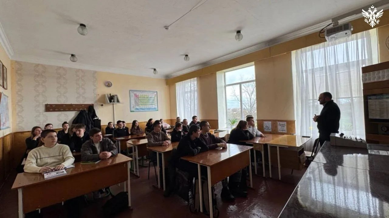 Финалист проекта "Герои Херсонщины" Владимир Оганесов провел урок мужества для учащихся Красноперекопской школы