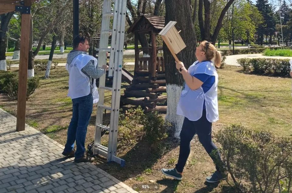 В Центральном парке Чаплинки при поддержке "Единой России" установили скворечники В Центральном парке Чаплинки при поддержке "Единой России" установили скворечники