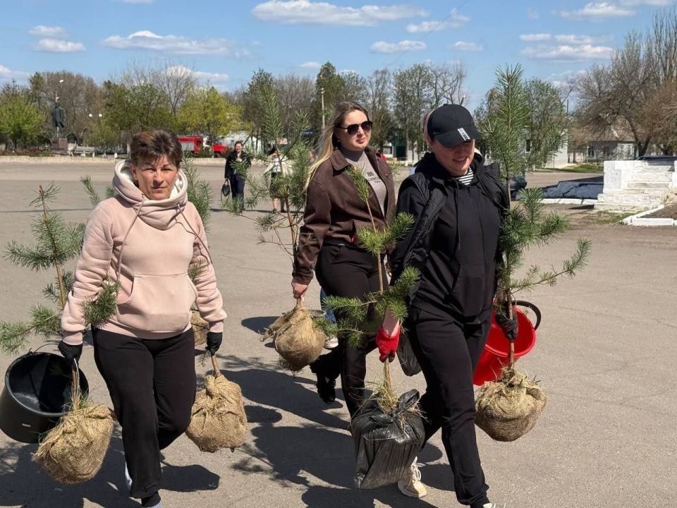 В Нижнесерогозском округе высадили 700 деревьев в рамках акции «Сад памяти» В Нижнесерогозском округе высадили 700 деревьев в рамках акции «Сад памяти»