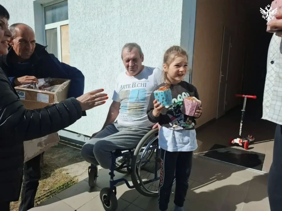 Волонтеры московского Фонда инвалидов войн посетили эвакуированных в Геническом округе Волонтеры московского Фонда инвалидов войн посетили эвакуированных в Геническом округе