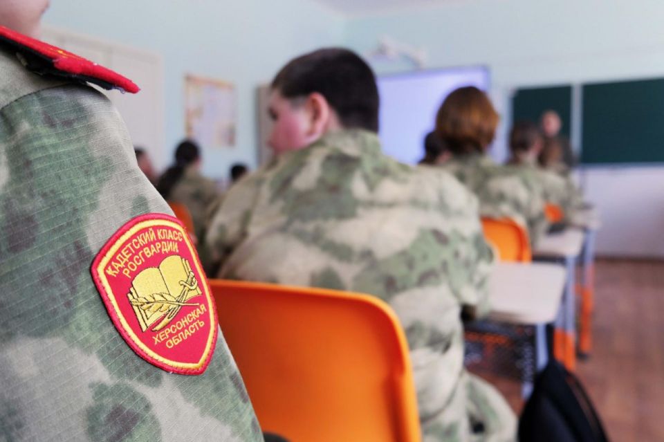 Росгвардейцы провели антитеррористические уроки для старшеклассников в Херсонской области Росгвардейцы провели антитеррористические уроки для старшеклассников в Херсонской области