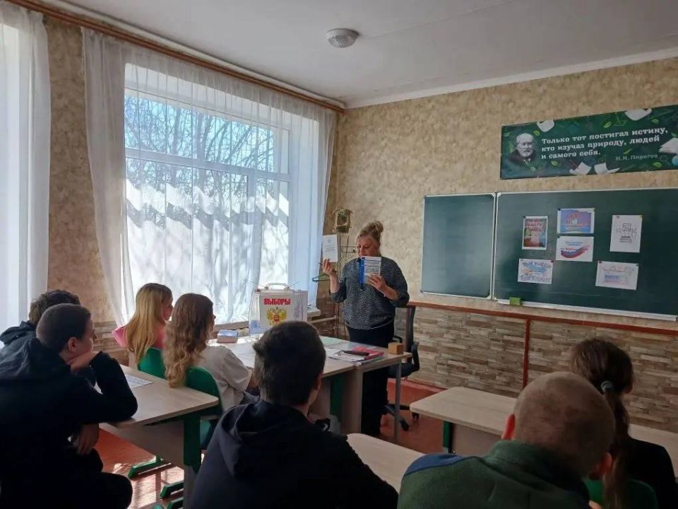 В Ивановской школе № 2 прошел информационный час для будущих избирателей В Ивановской школе № 2 прошел информационный час для будущих избирателей