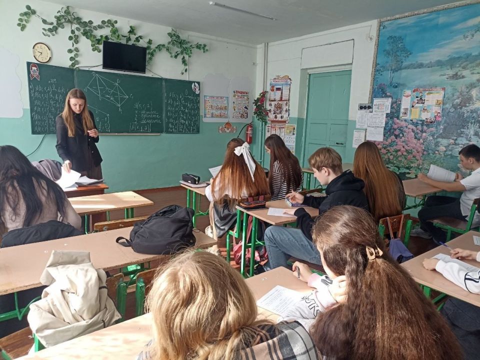 В Верхнесерогозской школе сотрудники отделения ЦЗН ХО провели проф В Верхнесерогозской школе сотрудники отделения ЦЗН ХО провели проф