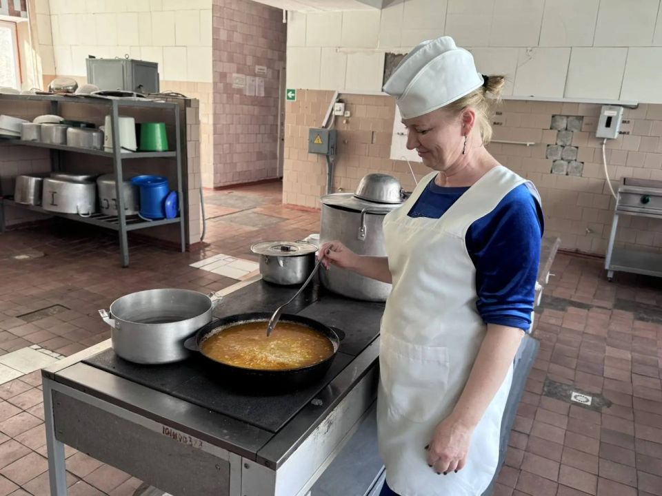 126 военный следственный отдел СК России передал продукты студентам и преподавателям Генического техникума сферы обслуживания 126 военный следственный отдел СК России передал продукты студентам и преподавателям Генического техникума сферы обслуживания