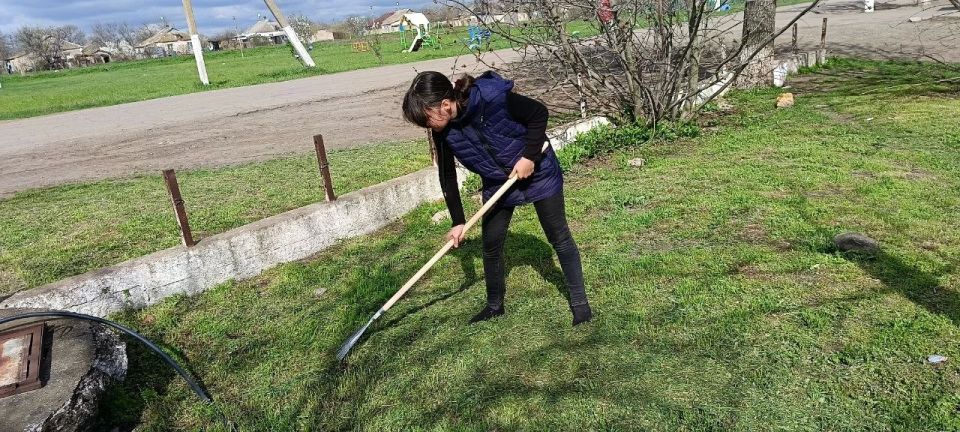 Экологический субботник «Чистый двор библиотеки» прошел в селе Красный Подол Экологический субботник «Чистый двор библиотеки» прошел в селе Красный Подол