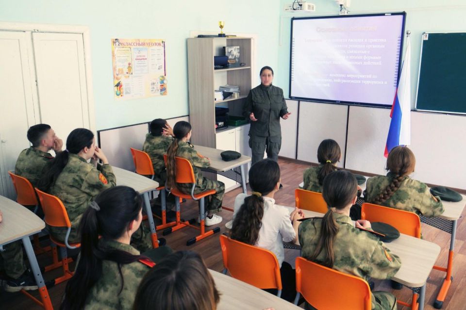 Росгвардейцы провели антитеррористические уроки для старшеклассников в Херсонской области Росгвардейцы провели антитеррористические уроки для старшеклассников в Херсонской области