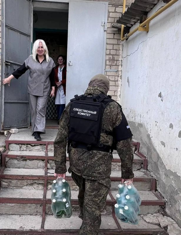 126 военный следственный отдел СК России передал продукты студентам и преподавателям Генического техникума сферы обслуживания 126 военный следственный отдел СК России передал продукты студентам и преподавателям Генического техникума сферы обслуживания