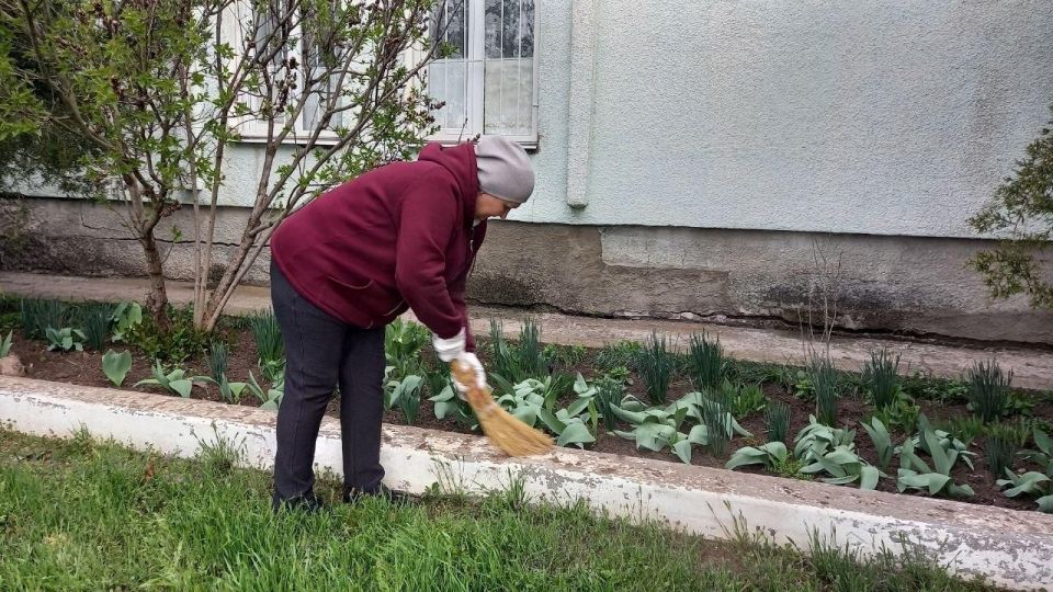 Весенний субботник провела библиотекарь села Раздольное Весенний субботник провела библиотекарь села Раздольное