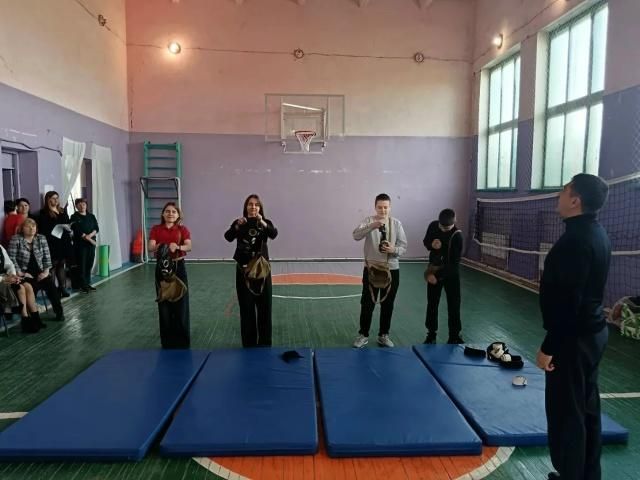 Шеф-регион доставил морозильную камеру и спортинвентарь для Метропольской школы Новотроицкого округа Шеф-регион доставил морозильную камеру и спортинвентарь для Метропольской школы Новотроицкого округа