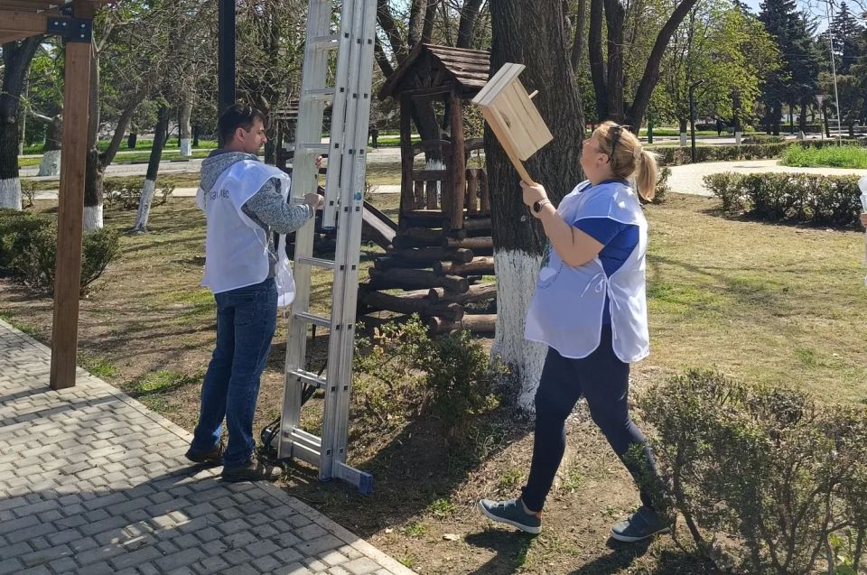 В Центральном парке Чаплинки прошла акция по установке скворечников В Центральном парке Чаплинки прошла акция по установке скворечников