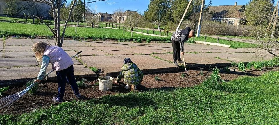 Экологический субботник «Чистый двор библиотеки» прошел в селе Красный Подол Экологический субботник «Чистый двор библиотеки» прошел в селе Красный Подол