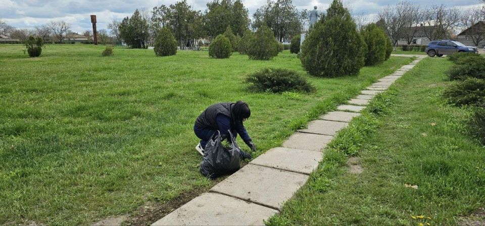 Состоялся субботник в селе Дудчино в Каховском округе Состоялся субботник в селе Дудчино в Каховском округе