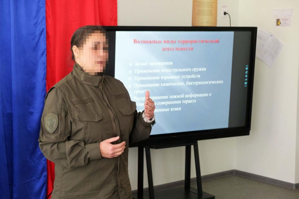 Росгвардейцы провели антитеррористические уроки для старшеклассников в Херсонской области Росгвардейцы провели антитеррористические уроки для старшеклассников в Херсонской области