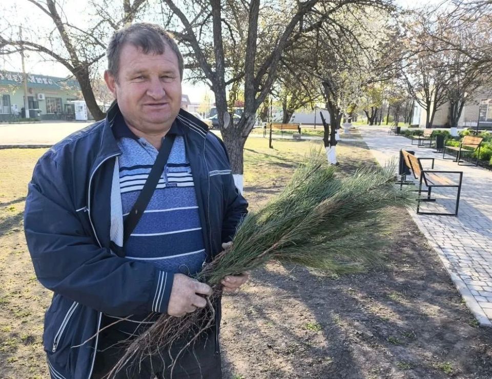 Жители Рубановки высадили деревья в рамках месячника благоустройства Жители Рубановки высадили деревья в рамках месячника благоустройства