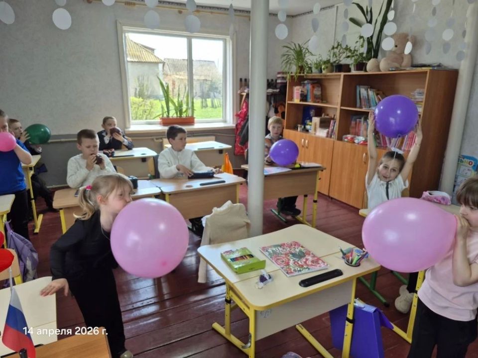 14 апреля у ребят 1 класса был по-настоящему волшебный день — они отметили День воздушных шаров! 14 апреля у ребят 1 класса был по-настоящему волшебный день — они отметили День воздушных шаров!