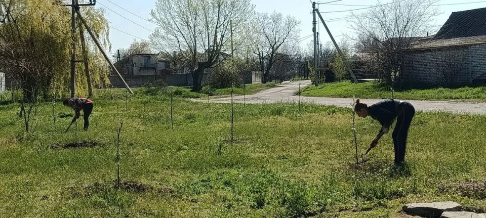 Малокаховские коммунальщики привели в порядок детские площадки Малокаховские коммунальщики привели в порядок детские площадки