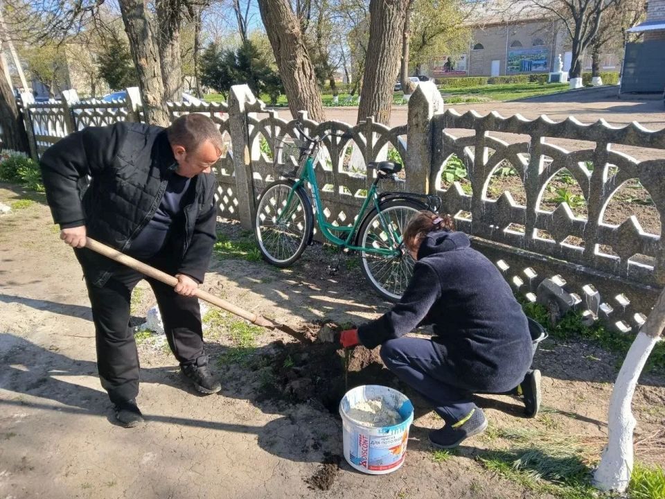 Жители Рубановки высадили деревья в рамках месячника благоустройства Жители Рубановки высадили деревья в рамках месячника благоустройства