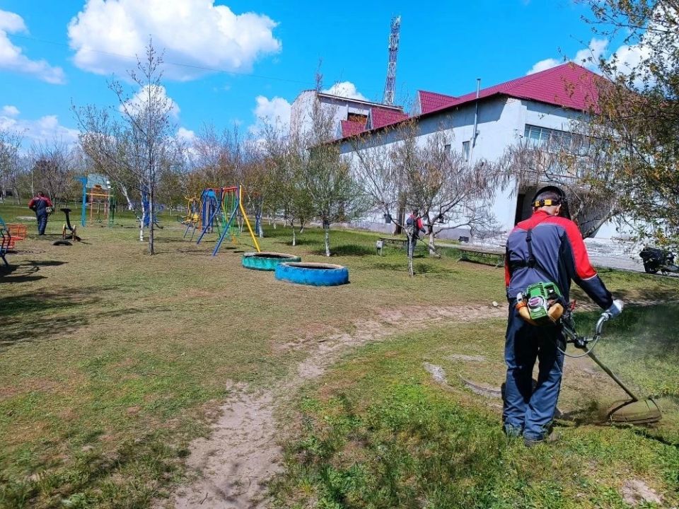 Малокаховские коммунальщики привели в порядок детские площадки Малокаховские коммунальщики привели в порядок детские площадки