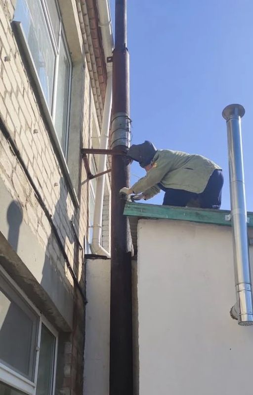 Рязанцы починили дымоход в Крестовском детском саду Рязанцы починили дымоход в Крестовском детском саду