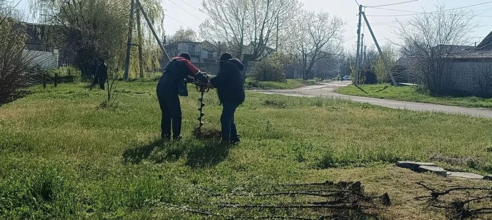 Малокаховские коммунальщики привели в порядок детские площадки Малокаховские коммунальщики привели в порядок детские площадки