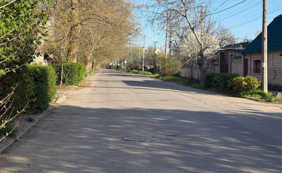Белый цвет и весеннее солнце на Черноморской в Херсоне Белый цвет и весеннее солнце на Черноморской в Херсоне