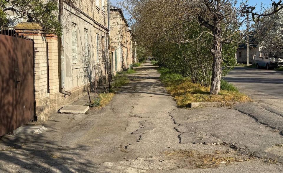 Белый цвет и весеннее солнце на Черноморской в Херсоне Белый цвет и весеннее солнце на Черноморской в Херсоне