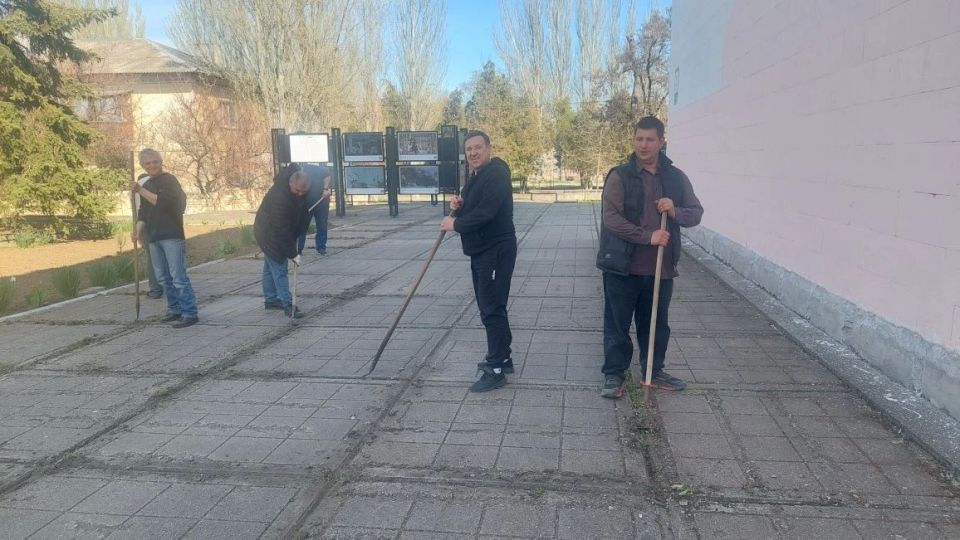 Сотрудники Скадовского ЦКД навели порядок на территории Сотрудники Скадовского ЦКД навели порядок на территории