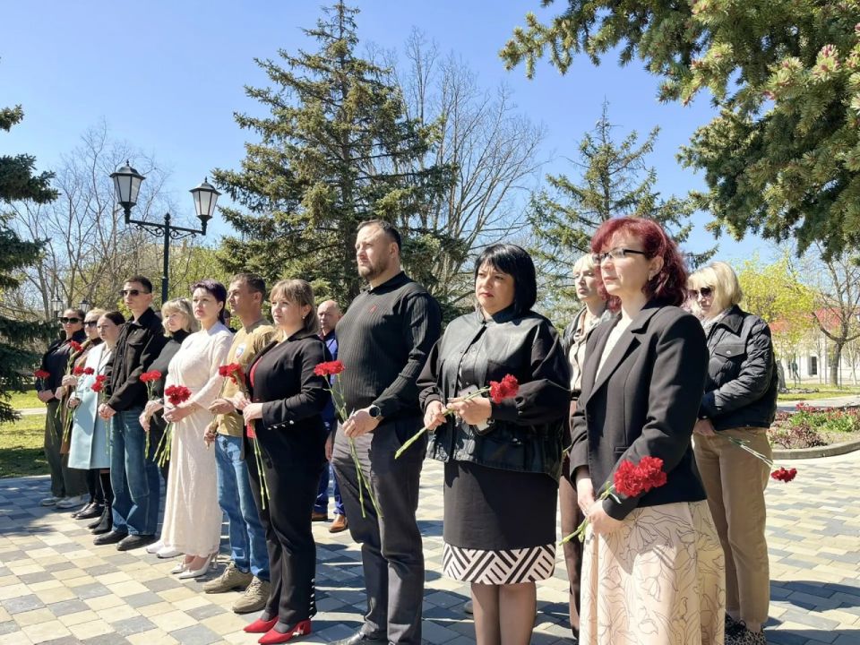 В Геническе почтили память жертв геноцида советского народа В Геническе почтили память жертв геноцида советского народа