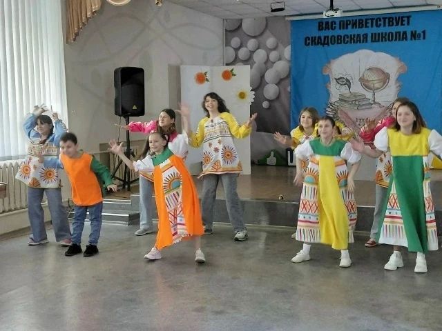 Театральная студия «Апельсин» в гостях в Скадовской школе Театральная студия «Апельсин» в гостях в Скадовской школе