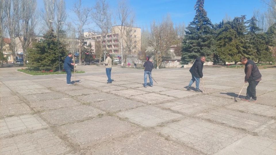 Сотрудники Скадовского ЦКД навели порядок на территории Сотрудники Скадовского ЦКД навели порядок на территории