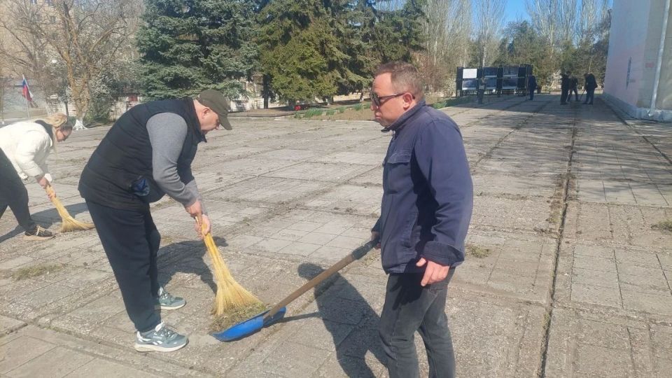 Сотрудники Скадовского ЦКД навели порядок на территории Сотрудники Скадовского ЦКД навели порядок на территории