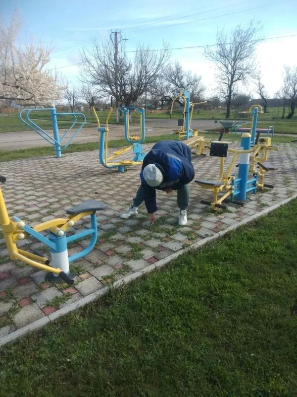 Красноперекопские коммунальщики наводят порядок к майским праздникам Красноперекопские коммунальщики наводят порядок к майским праздникам