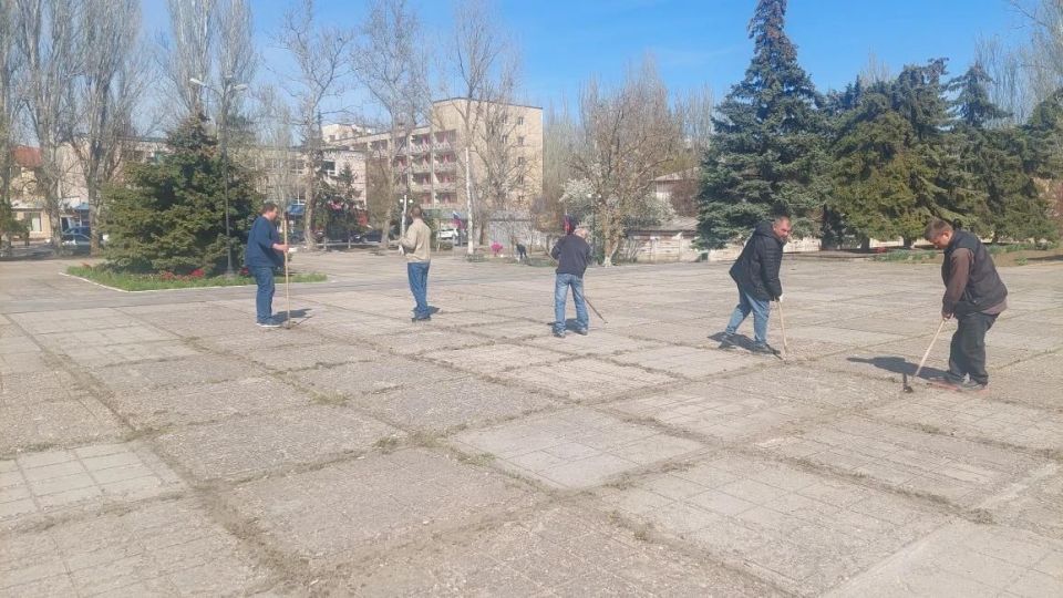 Александр Дудка: Сотрудники Скадовского ЦКД навели порядок на территории Александр Дудка: Сотрудники Скадовского ЦКД навели порядок на территории