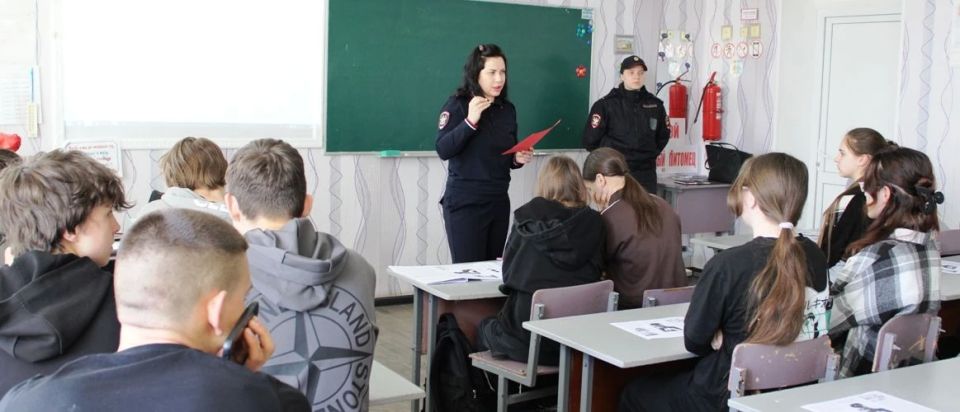 Транспортные полицейские проводят антинаркотическую акцию «Защитники Отечества» Транспортные полицейские проводят антинаркотическую акцию «Защитники Отечества»